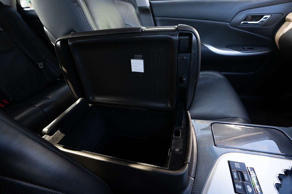 2010 Toyota Crown MAJESTA (HYBRID) GWS204