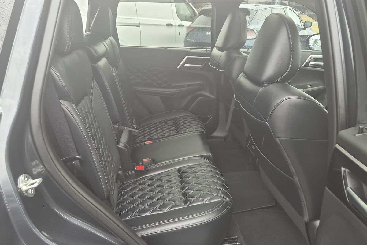 2024 Mitsubishi Outlander Exceed ZM