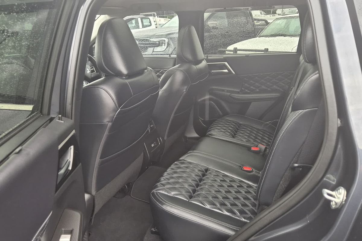 2024 Mitsubishi Outlander Exceed ZM