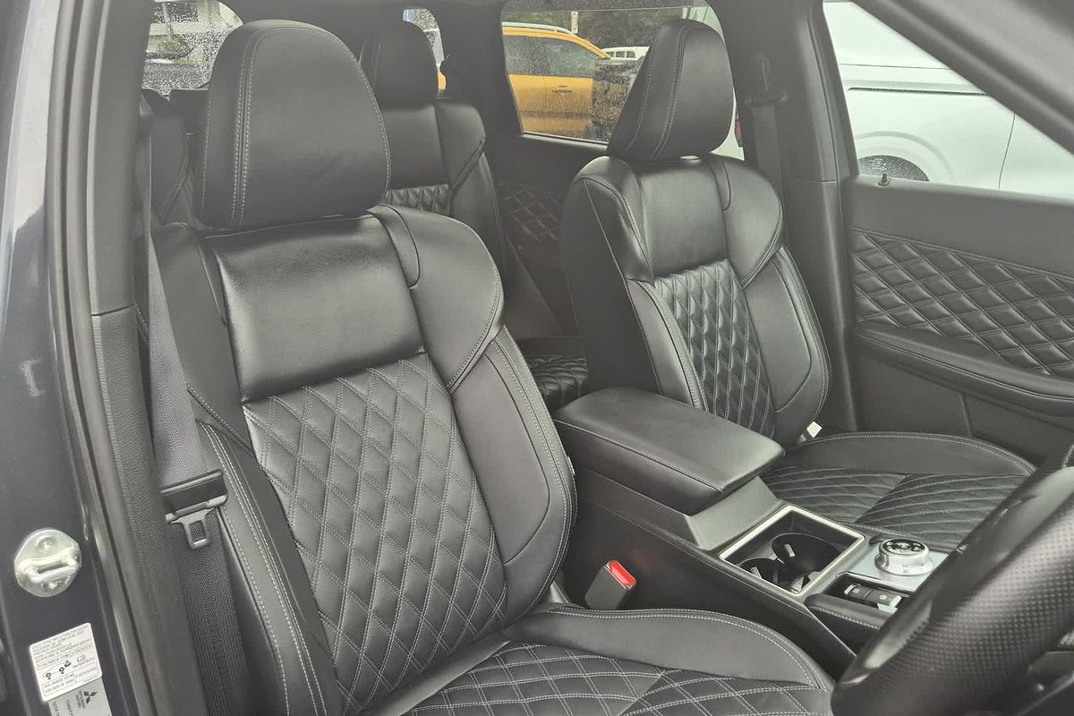 2024 Mitsubishi Outlander Exceed ZM