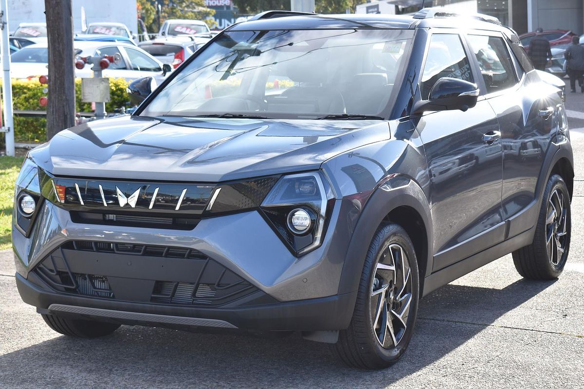 2025 Mahindra XUV3XO AX7L