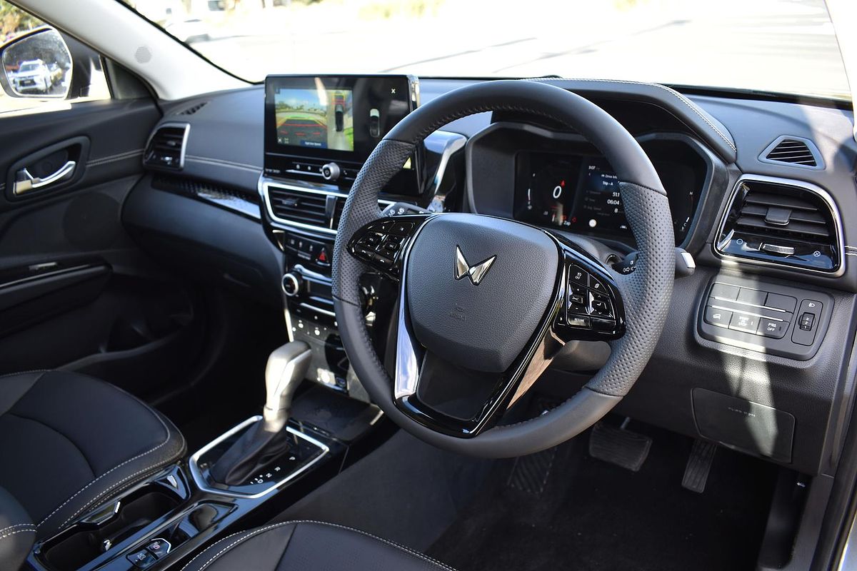 2025 Mahindra XUV3XO AX7L
