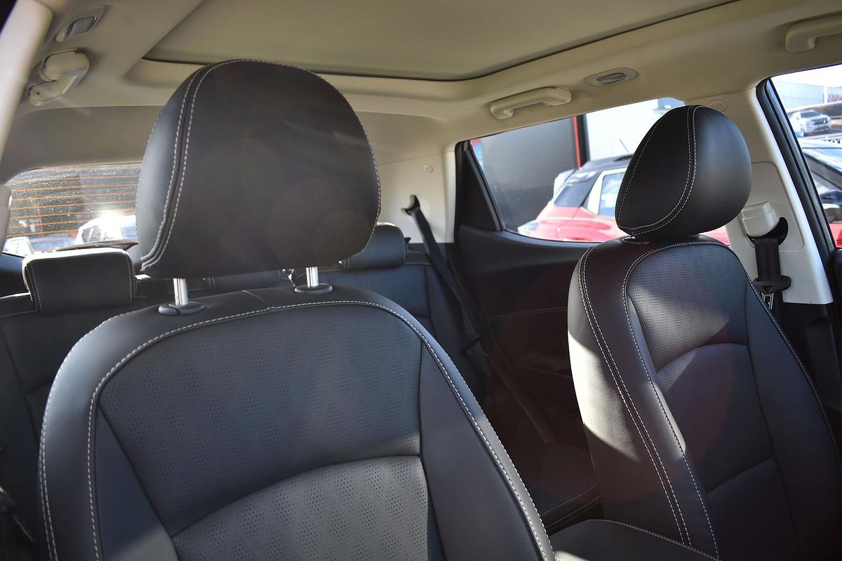 2025 Mahindra XUV3XO AX7L