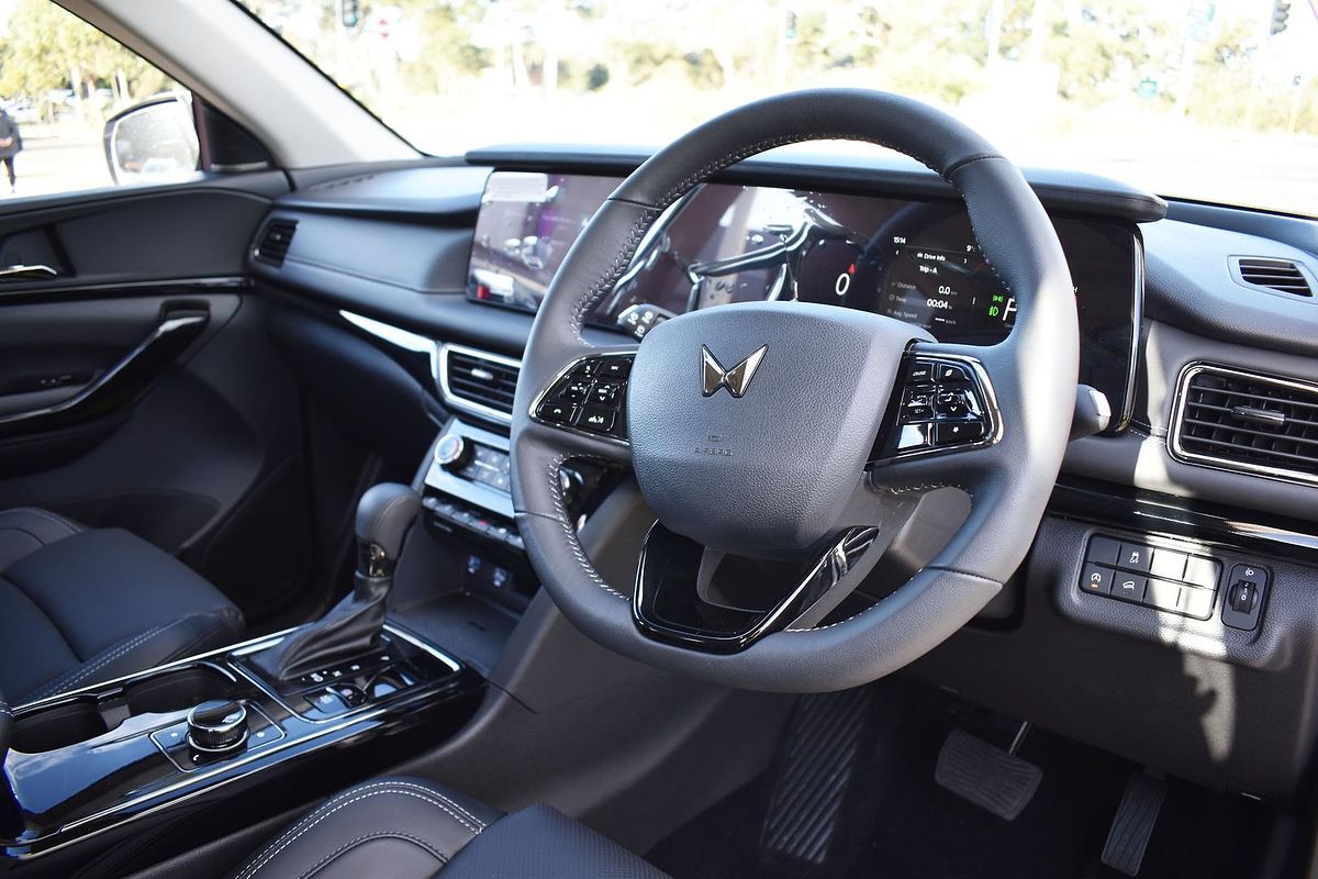 2025 Mahindra XUV700 AX7L