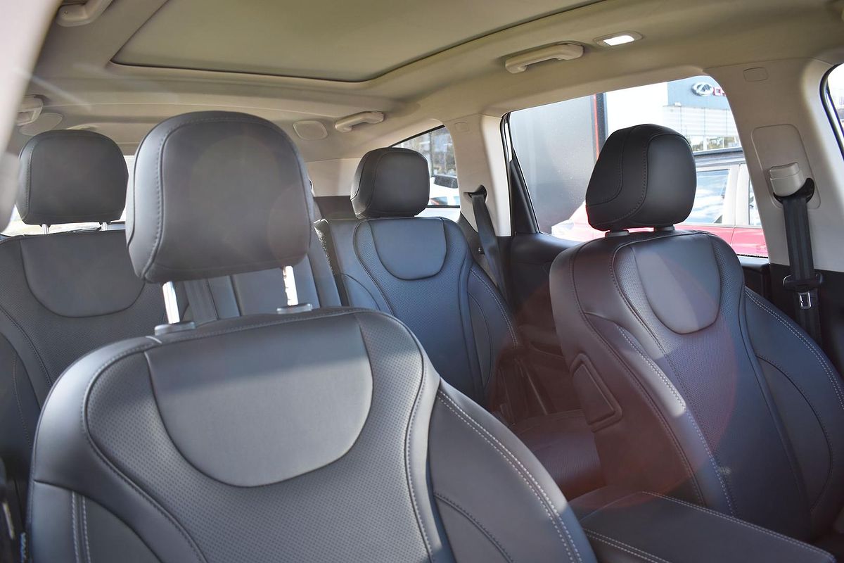 2025 Mahindra XUV700 AX7L