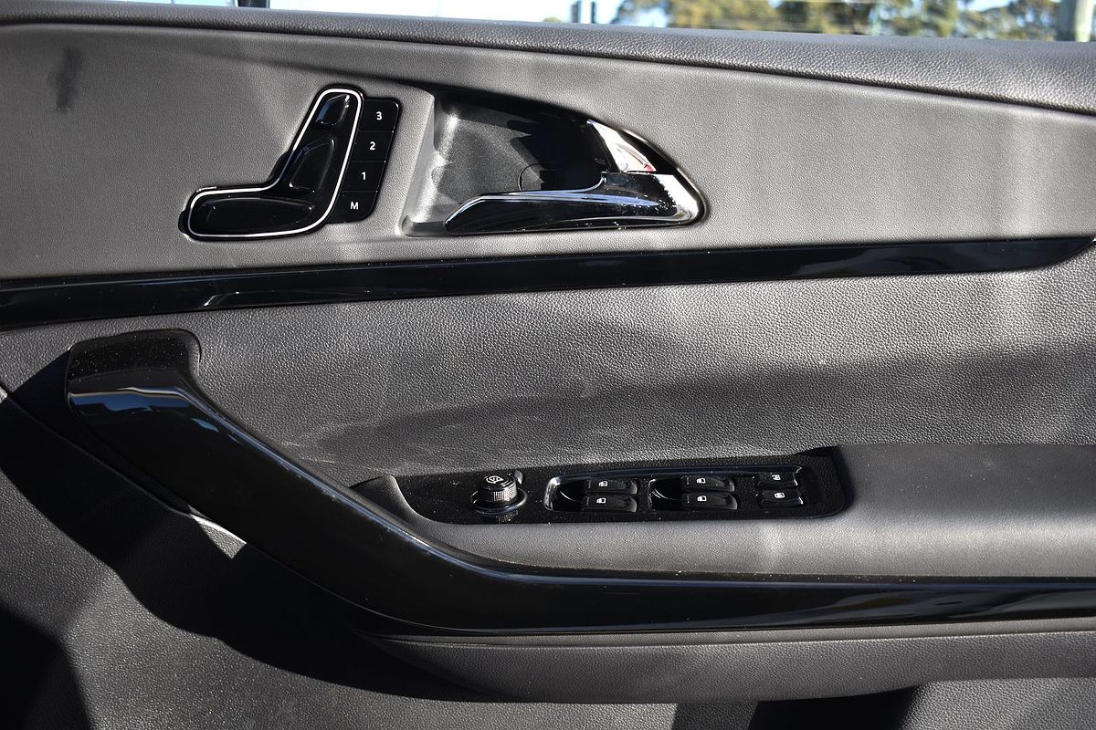 2025 Mahindra XUV700 AX7L