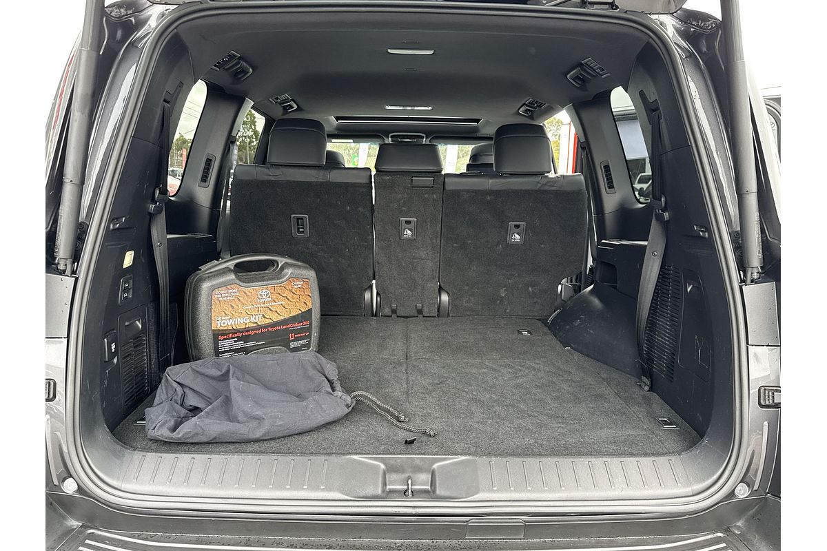 2022 Toyota Landcruiser Sahara FJA300R