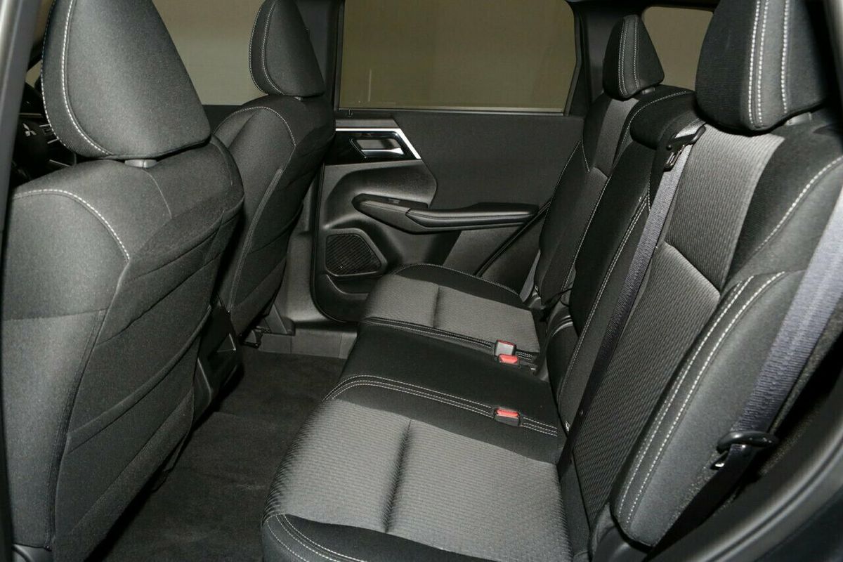 2024 Mitsubishi Outlander LS ZM