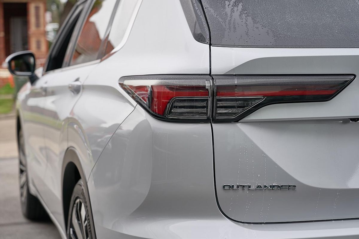 2025 Mitsubishi Outlander Exceed Tourer ZM