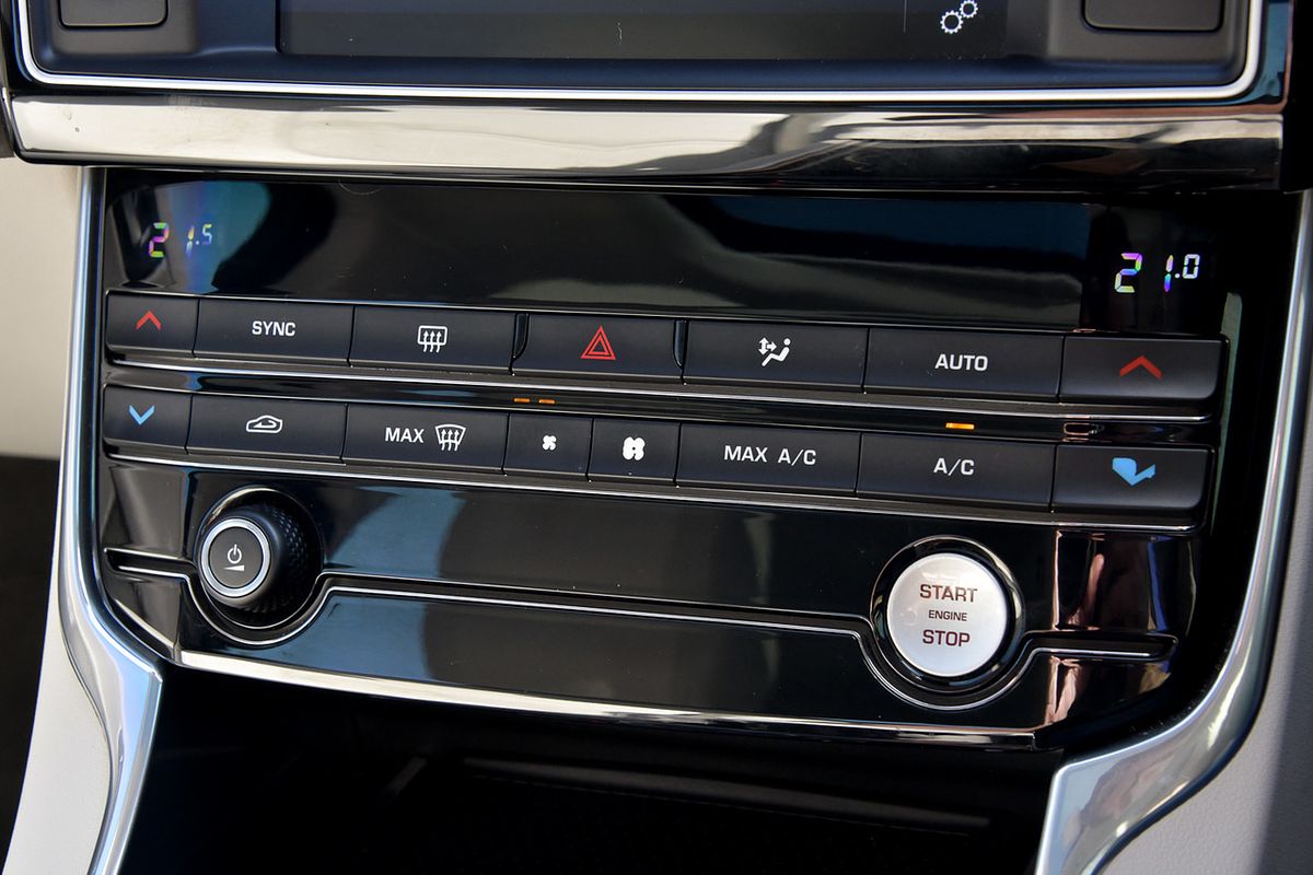 2015 Jaguar XE 25t R-Sport X760