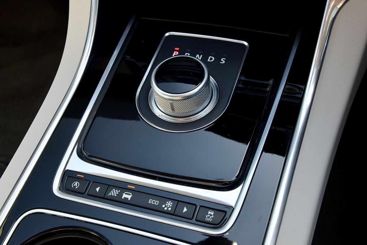 2015 Jaguar XE 25t R-Sport X760