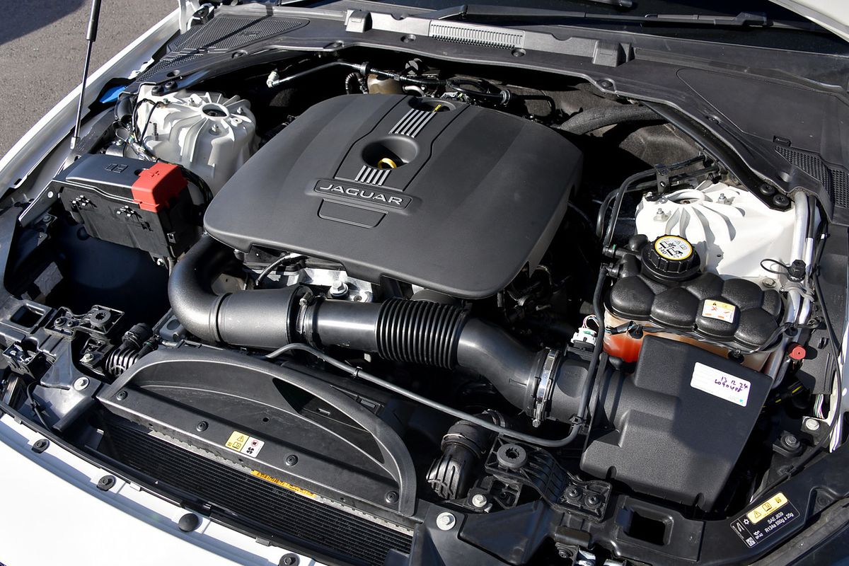 2015 Jaguar XE 25t R-Sport X760