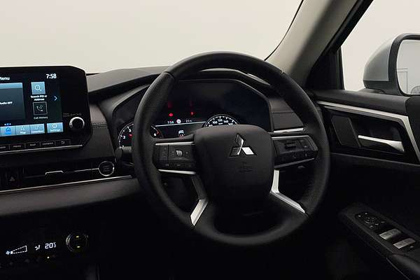 2023 Mitsubishi Outlander LS ZM
