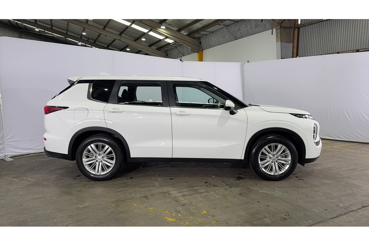 2023 Mitsubishi Outlander ES ZM