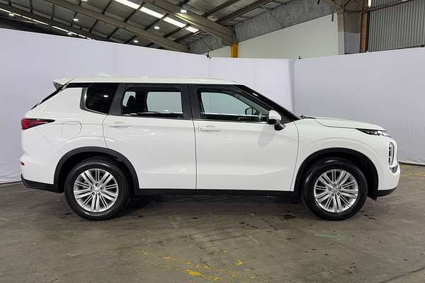 2023 Mitsubishi Outlander ES ZM