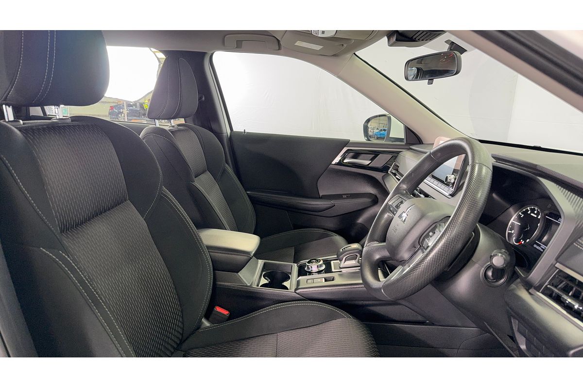 2023 Mitsubishi Outlander ES ZM