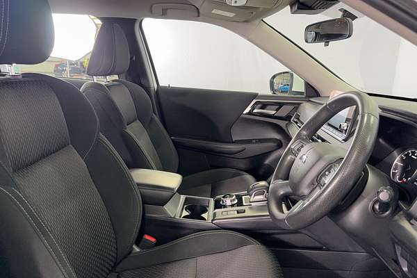 2023 Mitsubishi Outlander ES ZM