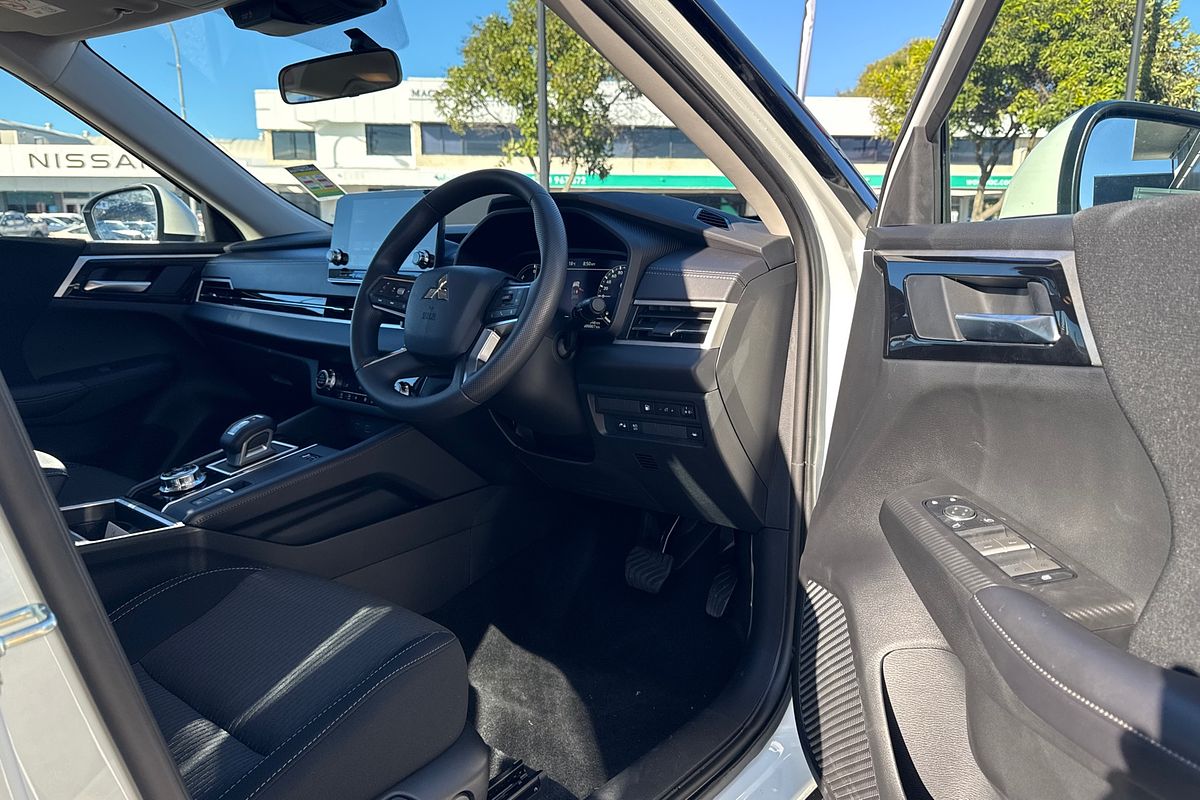 2024 Mitsubishi Outlander PHEV ES ZM