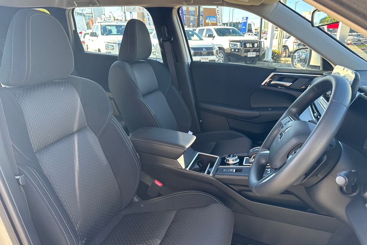 2024 Mitsubishi Outlander PHEV ES ZM
