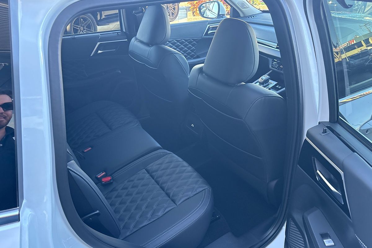 2024 Mitsubishi Outlander PHEV Exceed ZM