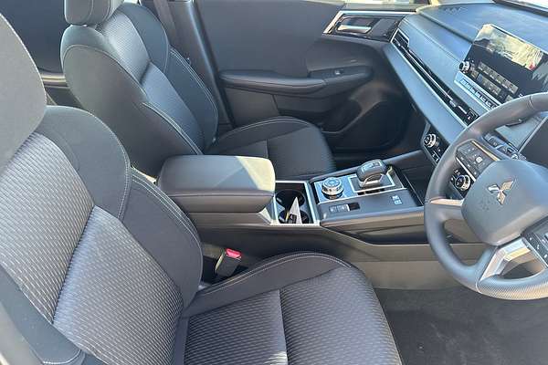 2024 Mitsubishi Outlander PHEV ES ZM