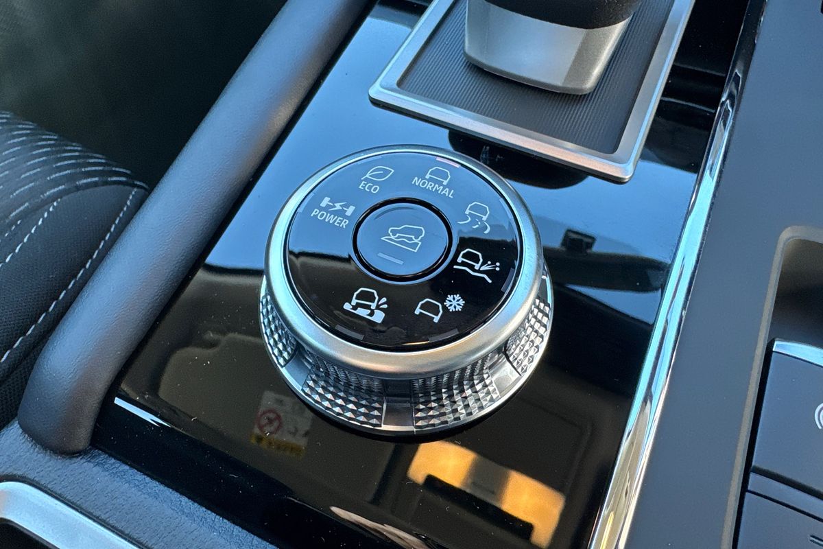 2024 Mitsubishi Outlander PHEV ES ZM
