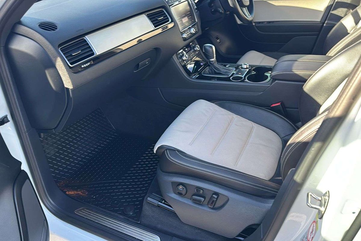 2018 Volkswagen Touareg Monochrome 7P