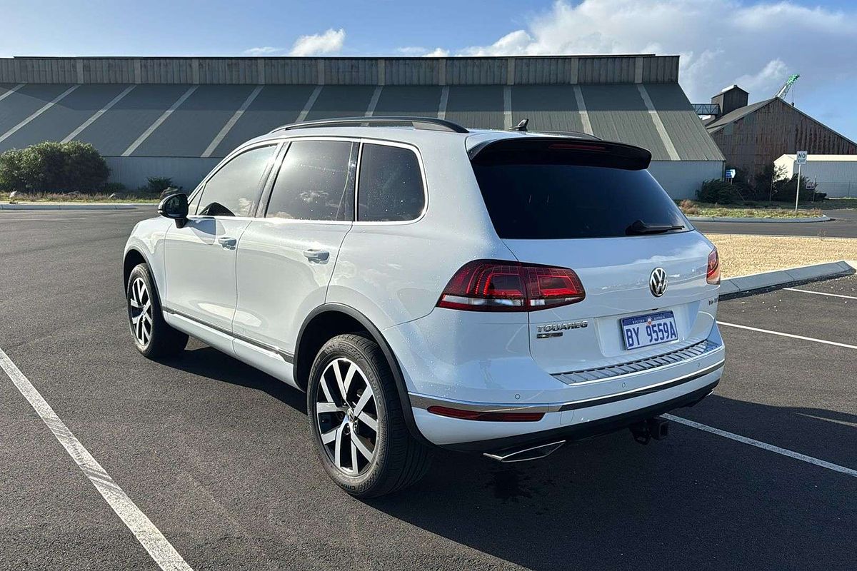 2018 Volkswagen Touareg Monochrome 7P