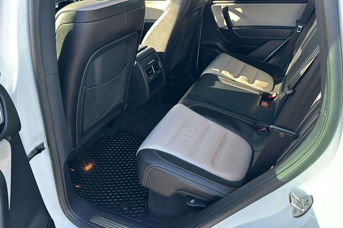 2018 Volkswagen Touareg Monochrome 7P