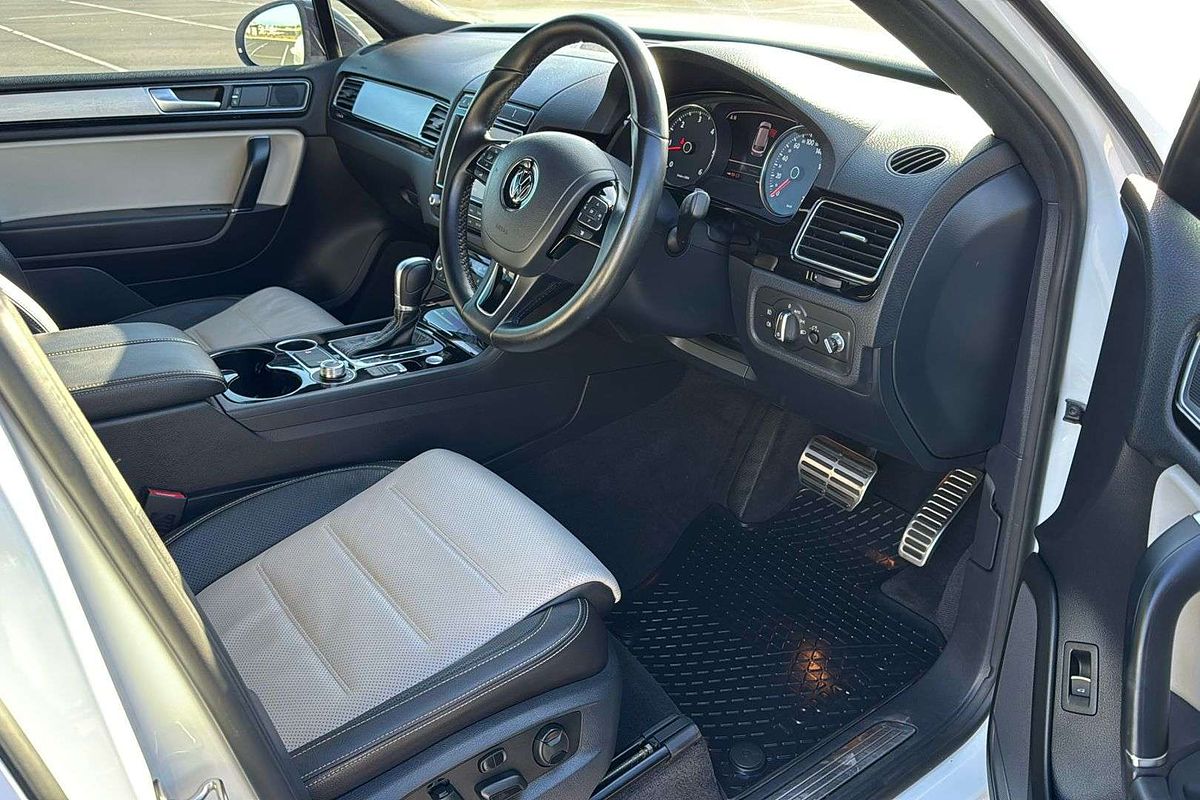2018 Volkswagen Touareg Monochrome 7P