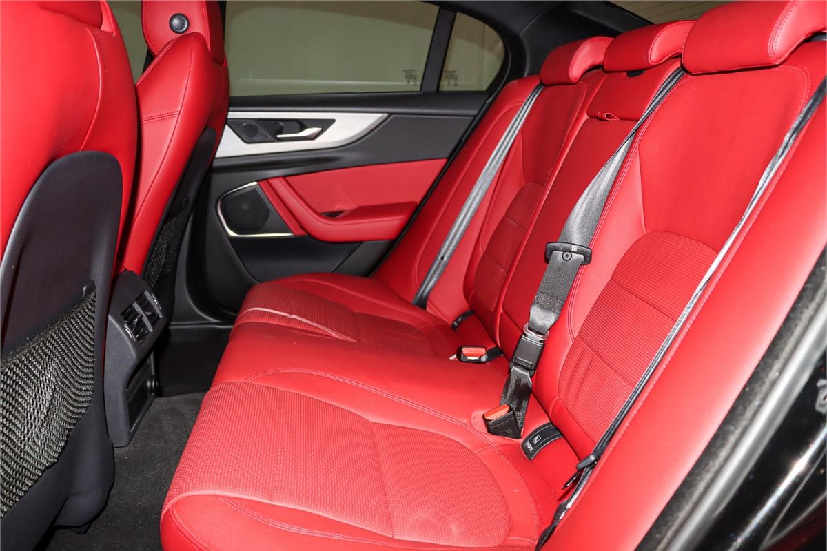 2019 Jaguar XE P300 R-Dynamic SE X760