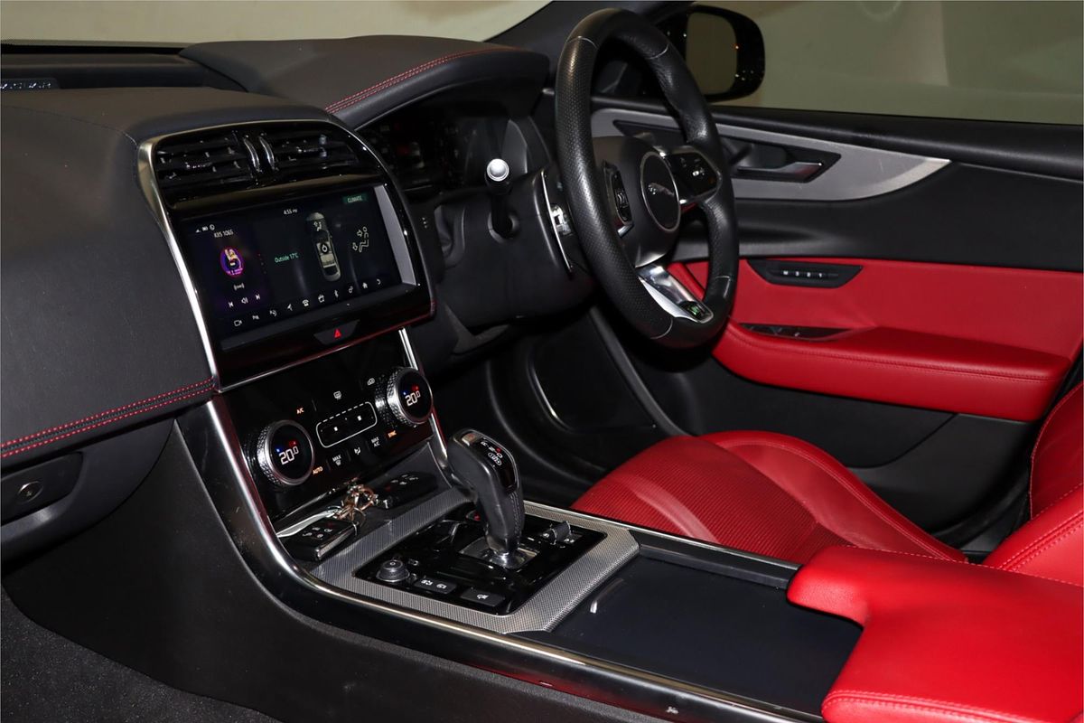 2019 Jaguar XE P300 R-Dynamic SE X760
