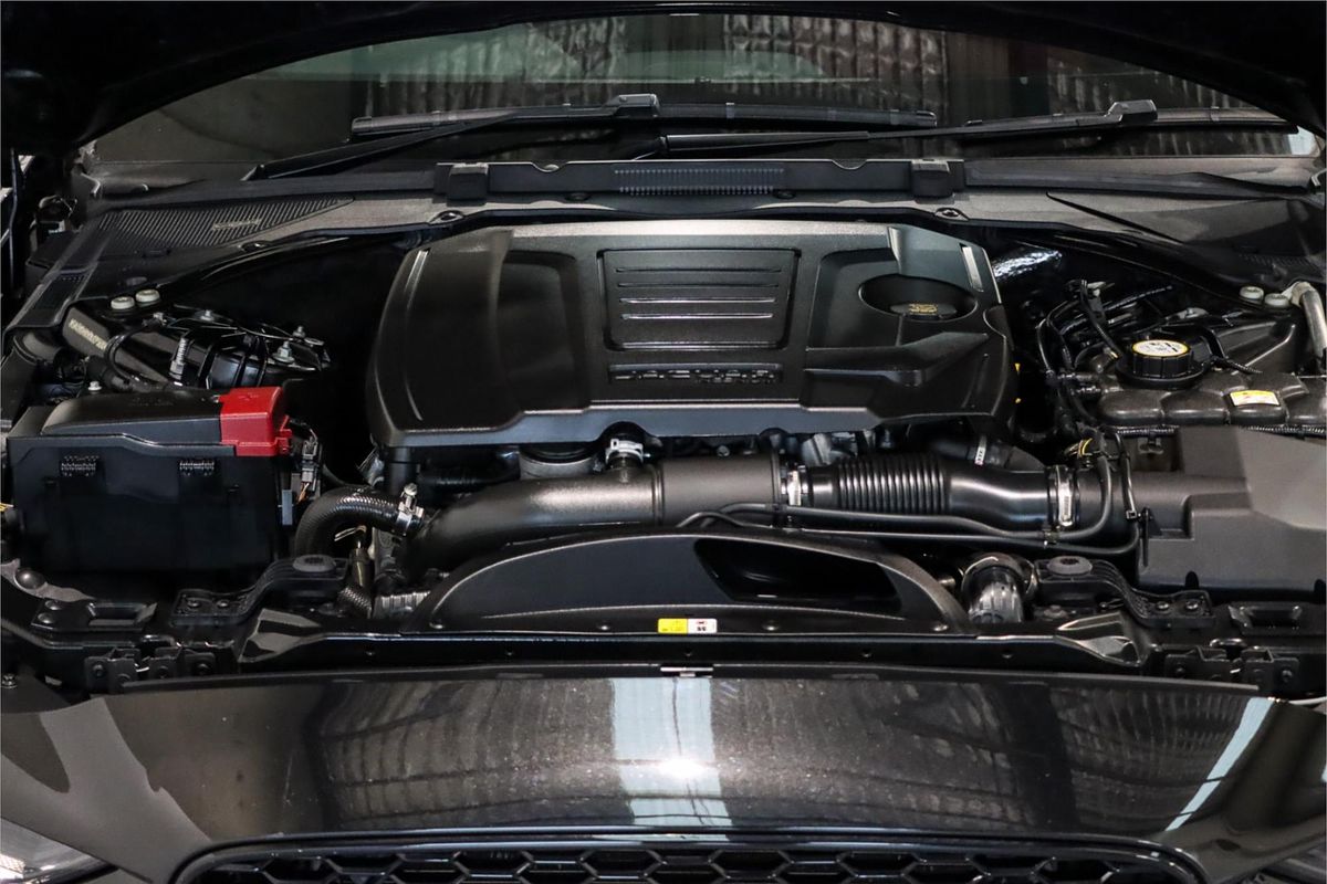 2019 Jaguar XE P300 R-Dynamic SE X760