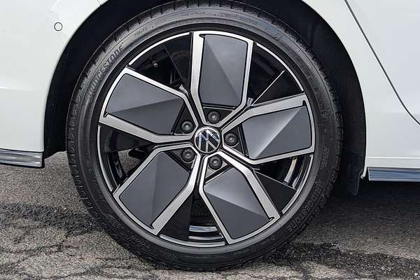 2025 Volkswagen Golf 110TSI R-Line 8.5
