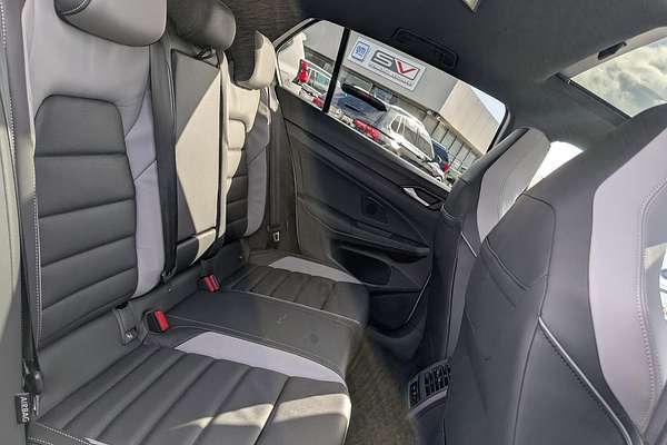 2025 Volkswagen Golf 110TSI R-Line 8.5