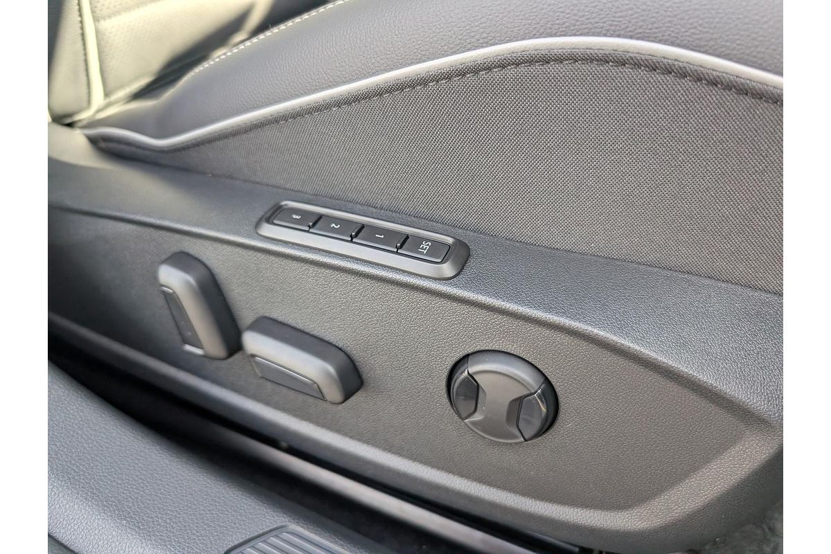 2025 Volkswagen Golf 110TSI R-Line 8.5