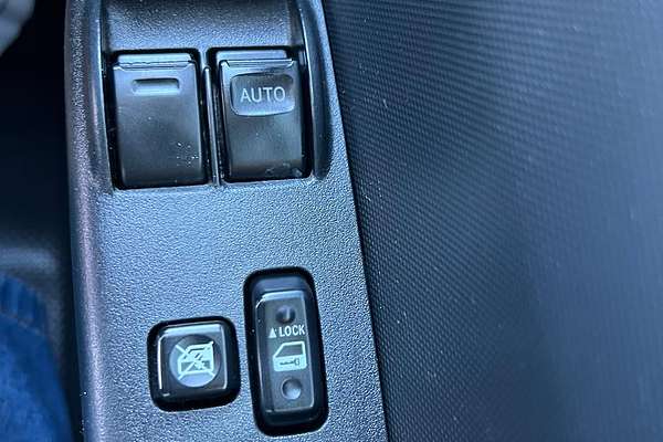 2011 Toyota Hiace Commuter KDH223R