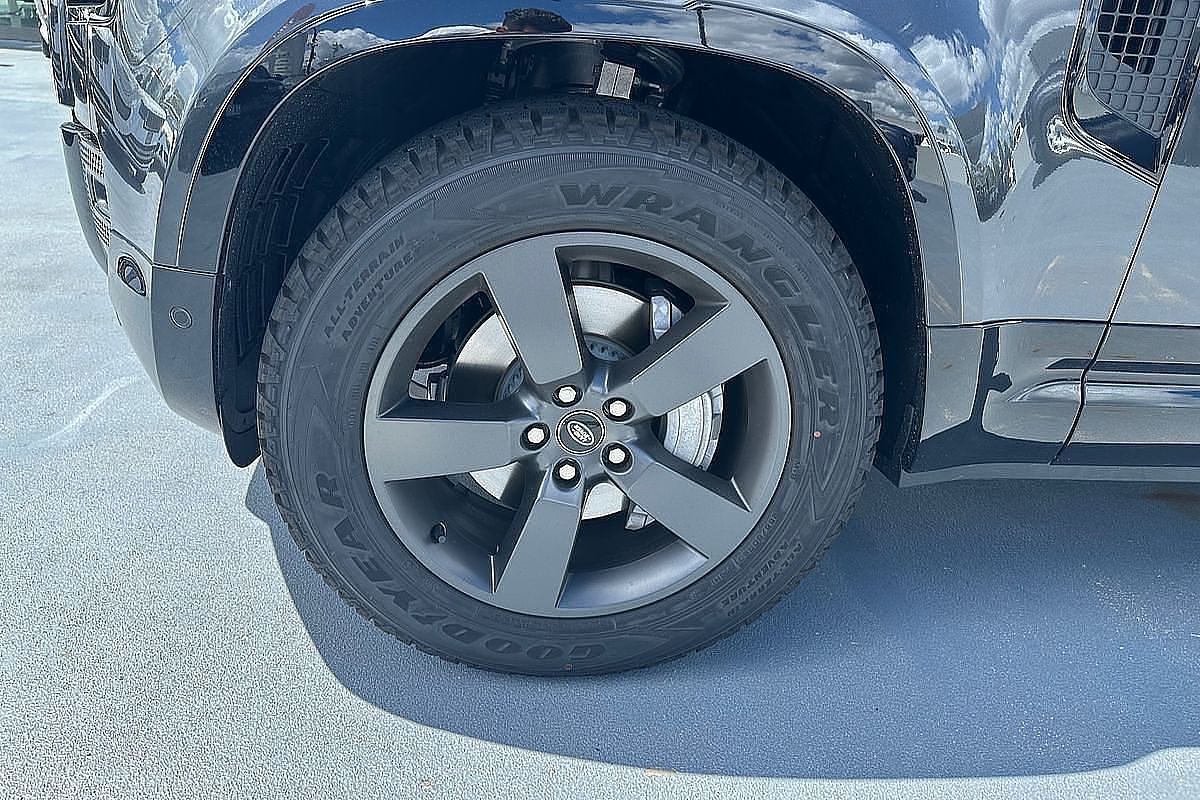 2024 Land Rover Defender 110 P400e X-Dynamic SE L663