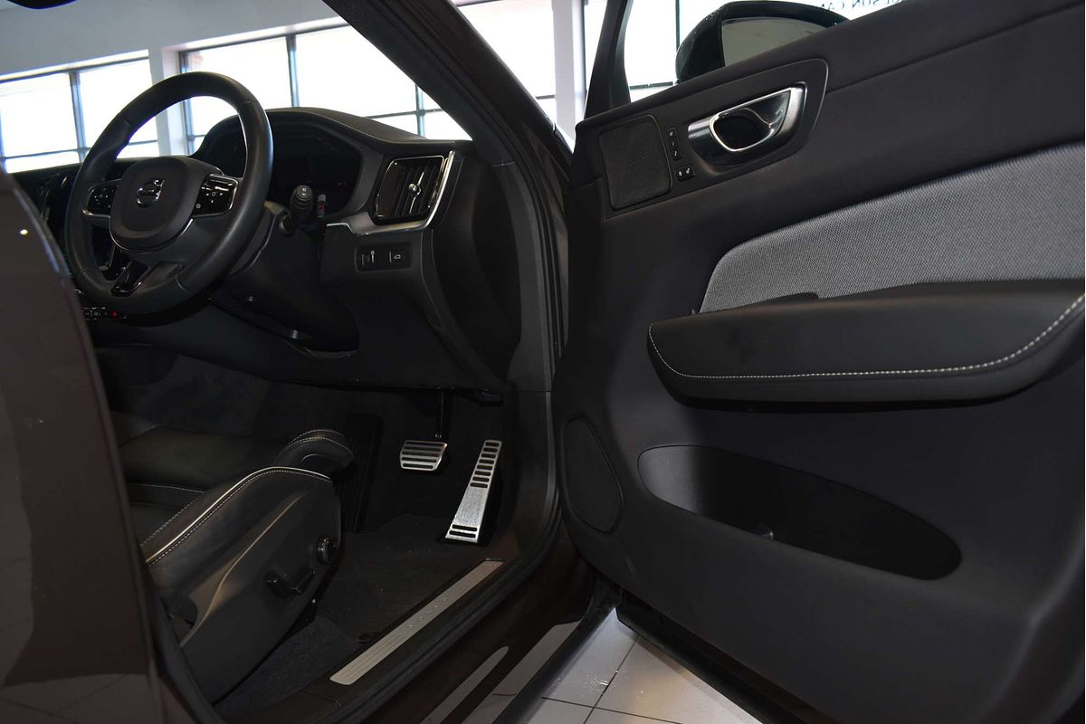 2021 Volvo XC60 B6 R-Design
