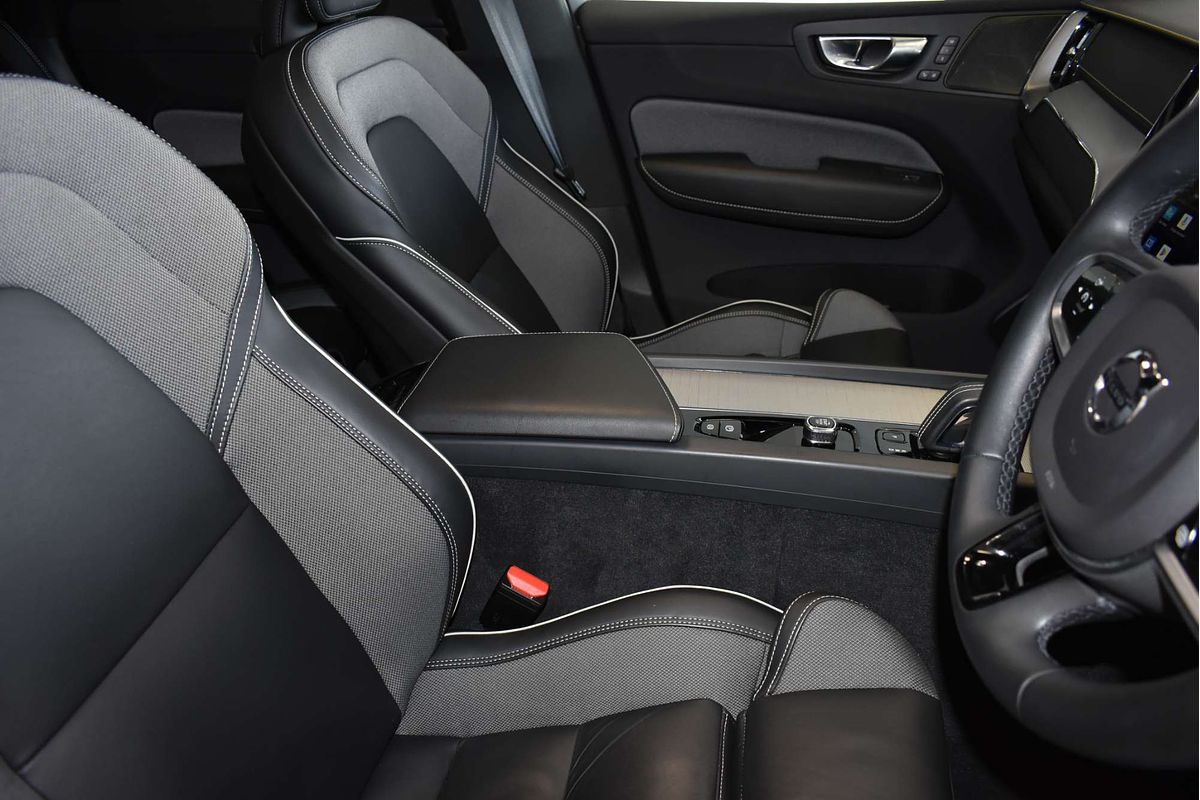 2021 Volvo XC60 B6 R-Design