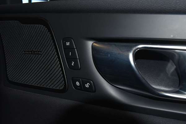 2021 Volvo XC60 B6 R-Design