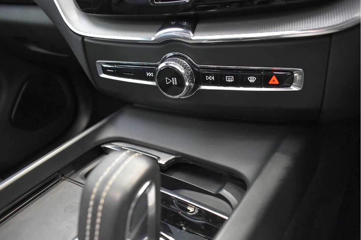 2021 Volvo XC60 B6 R-Design
