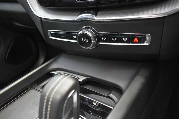 2021 Volvo XC60 B6 R-Design