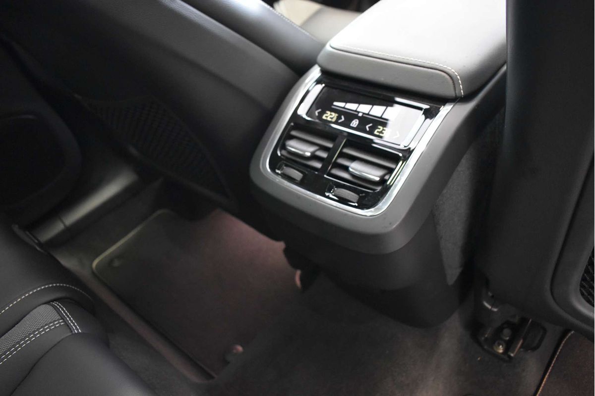 2021 Volvo XC60 B6 R-Design