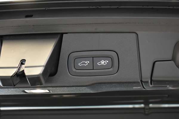 2021 Volvo XC60 B6 R-Design