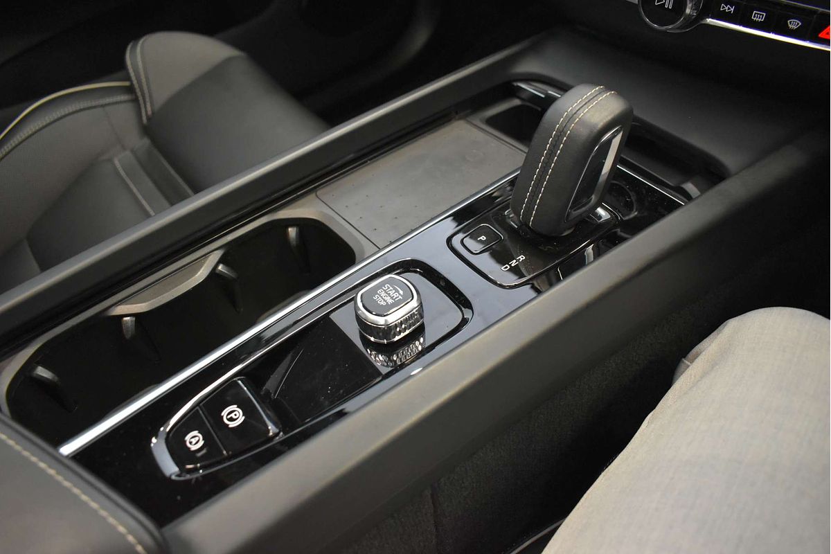 2021 Volvo XC60 B6 R-Design