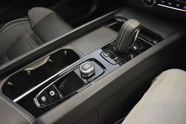 2021 Volvo XC60 B6 R-Design