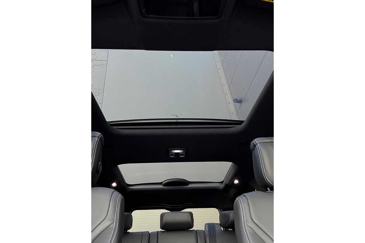 2024 Land Rover Discovery P360 Dynamic SE Series 5