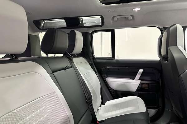 2025 Land Rover Defender 110 P635 OCTA L663