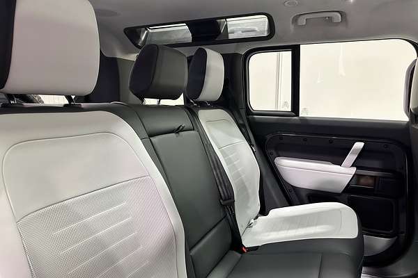 2025 Land Rover Defender 110 P635 OCTA L663